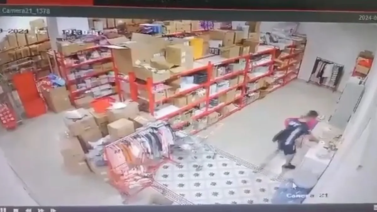 Mağazadan son model cep telefonunu çaldı! O anlar güvenlik kamerasına yansıdı