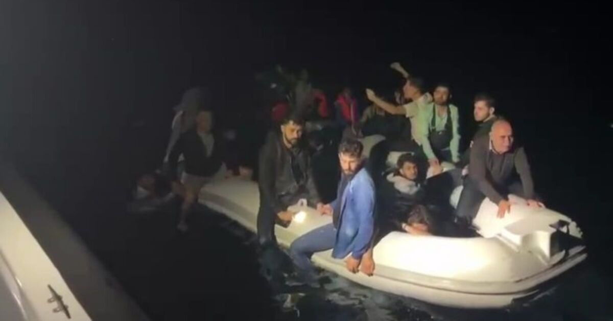 Muğla açıklarında sürüklenen bottaki 33 düzensiz göçmen kurtarıldı