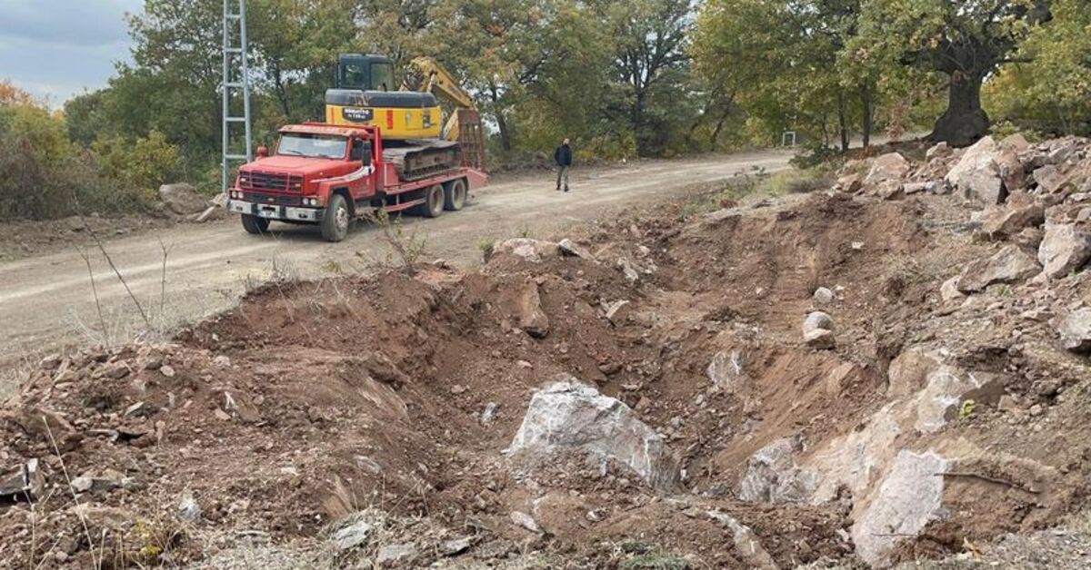 Sakarya’da jandarma iş makinesiyle define arayan 4 kişiyi suçüstü yakaladı