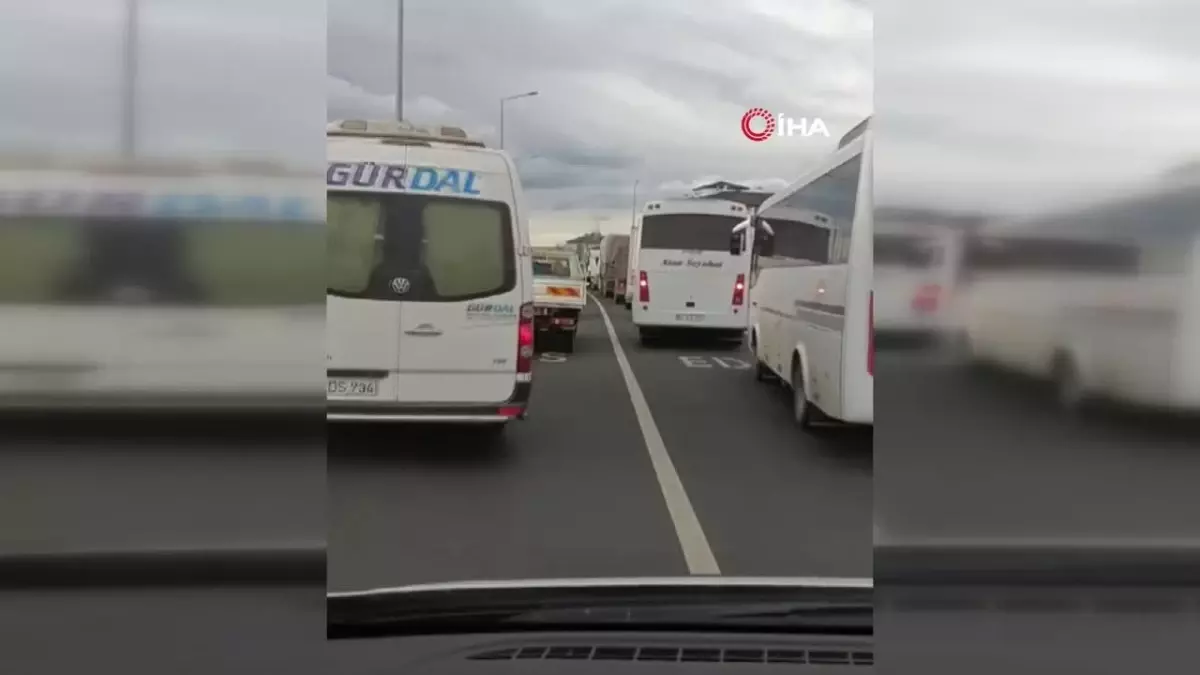 Düzce’de Fermuar Sistemi ile Ambulansa Yol Verildi