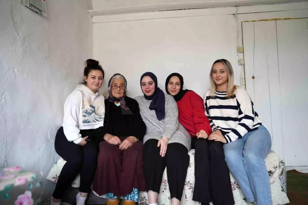 Öğrencilerden 98 Yaşındaki Hüsniye Teyzeye Destek