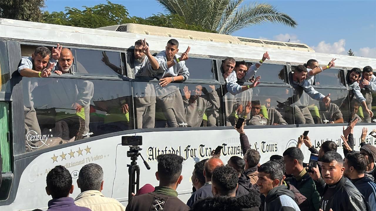 İsrail’in Davut yıldızlı tek tip kıyafetle serbest bıraktığı Filistinlilerin bir kısmı hastaneye kaldırıldı