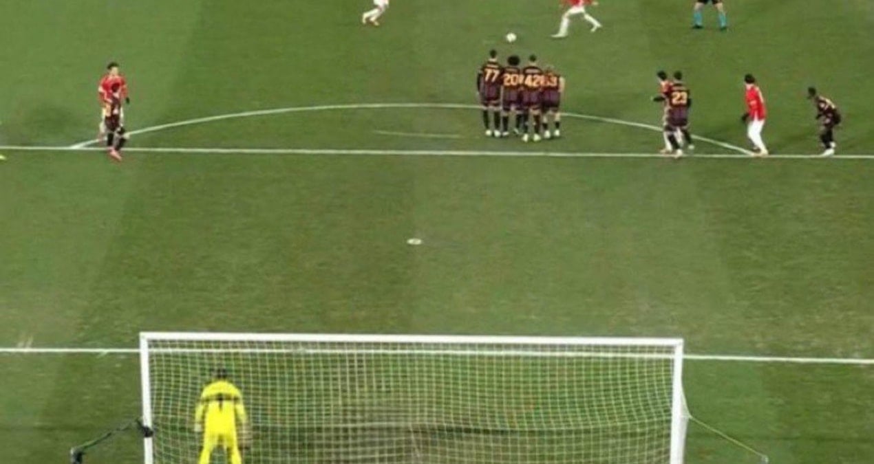Muslera yediği frikik golü öncesi görüntüsü olay oldu