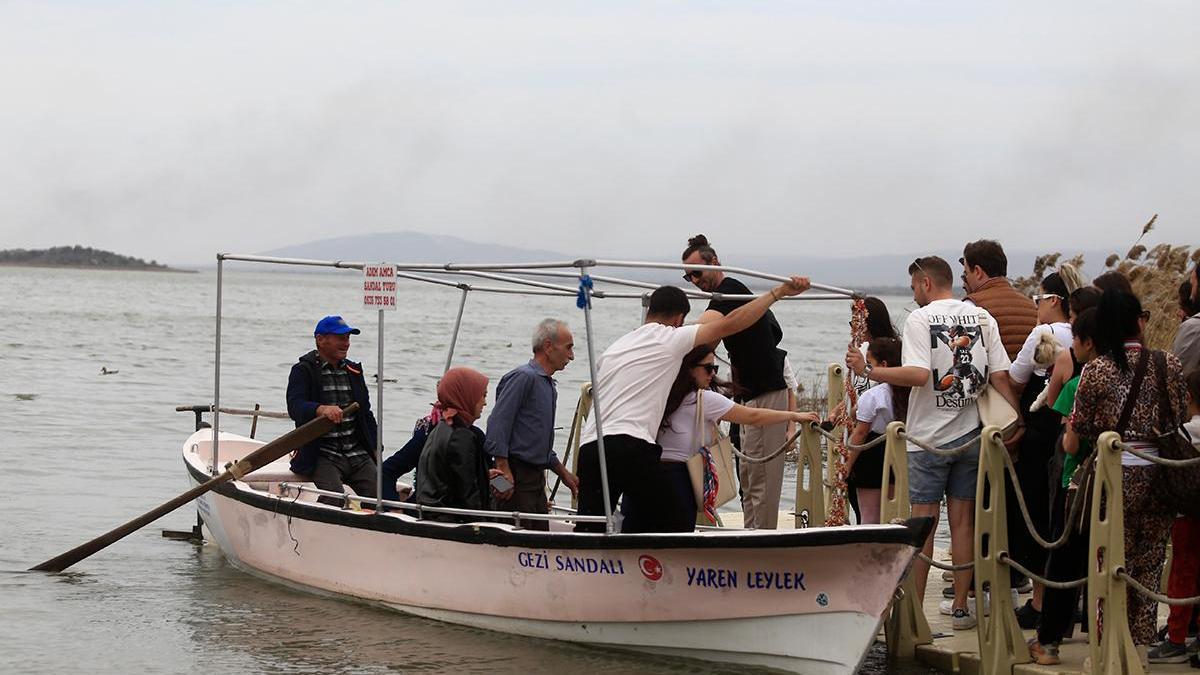 Yaren leylek ilgi odağı oldu! Turistler köye akın etti